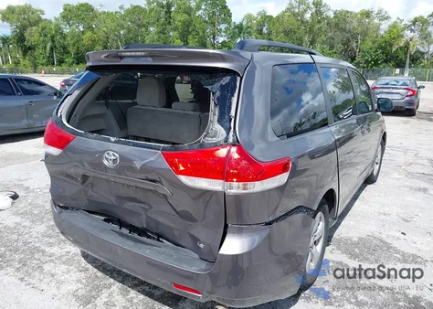 2013 Toyota Sienna Le V6 8 Passenger z USA, uszkodzony, nr VIN 5TDKK3DC3DS340609